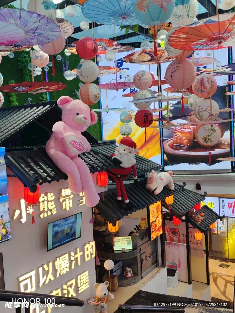 热闹的街头小吃摊景象