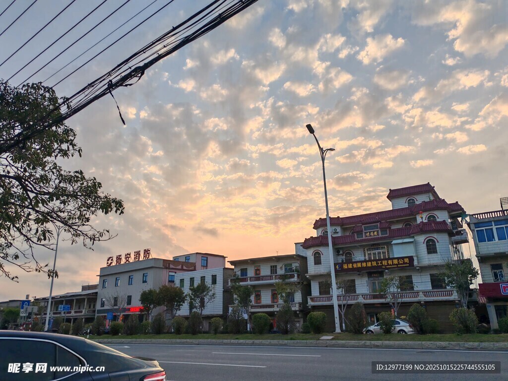 黄昏下的城镇街景