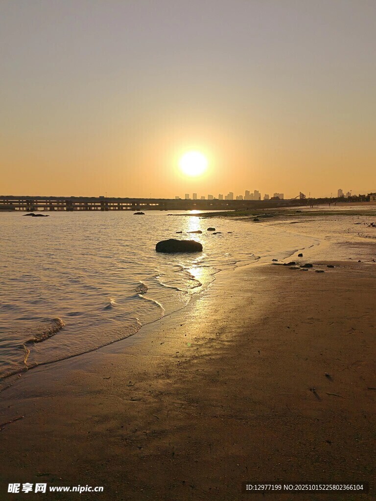 夕阳下的静谧海滩美景