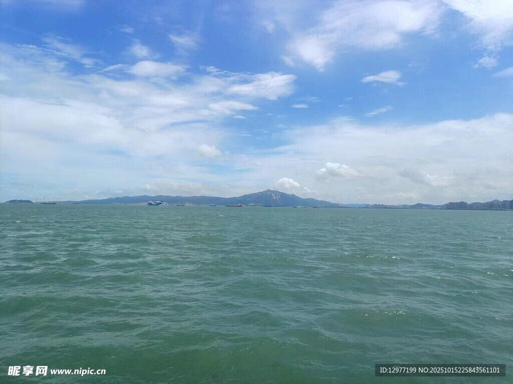 碧海蓝天间的辽阔海景