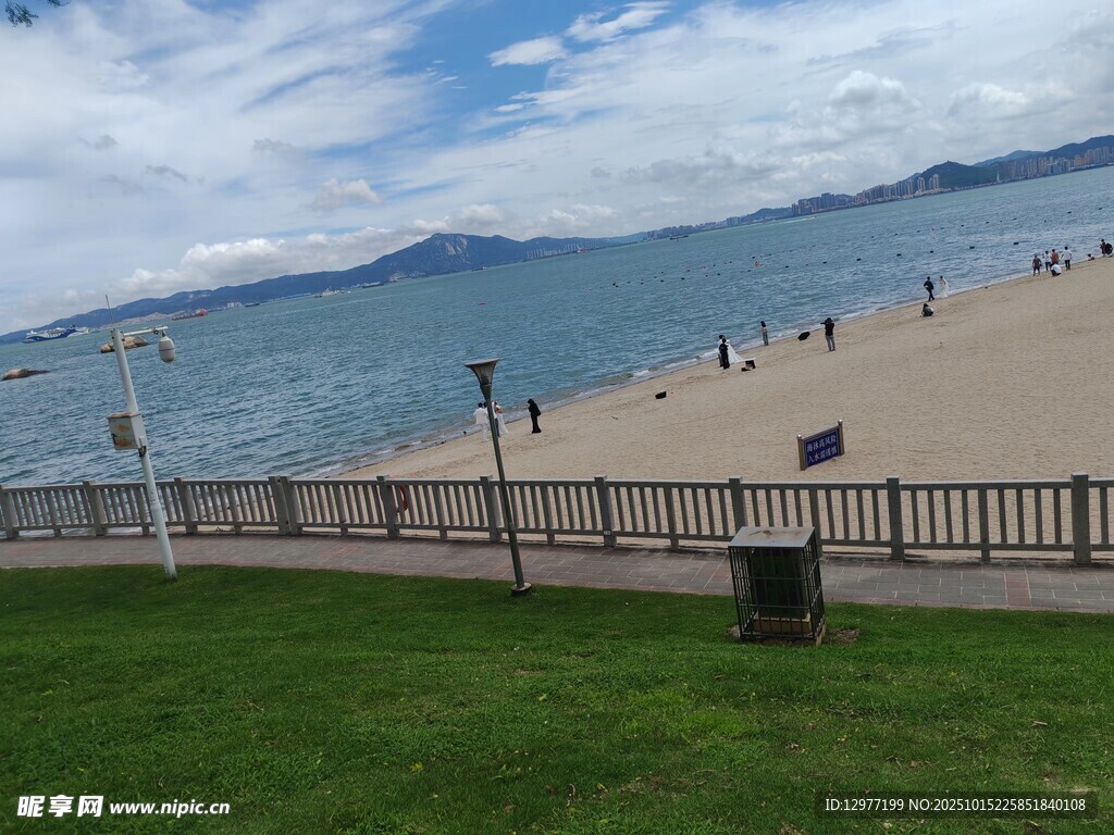 海滨美景 草地沙滩与远山