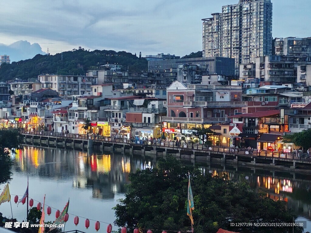 城市河畔夜景风光