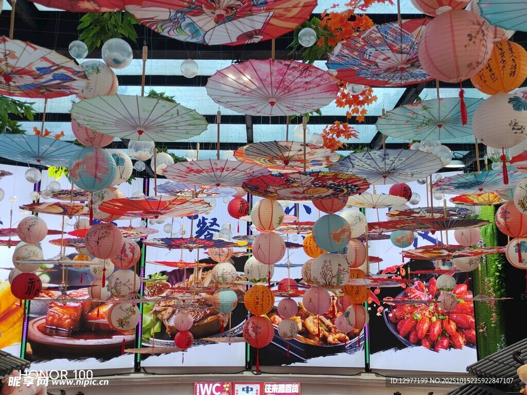 热闹市集的缤纷雨伞吊顶