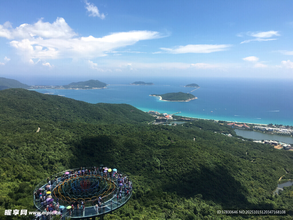 俯瞰山海美景中的观景设施
