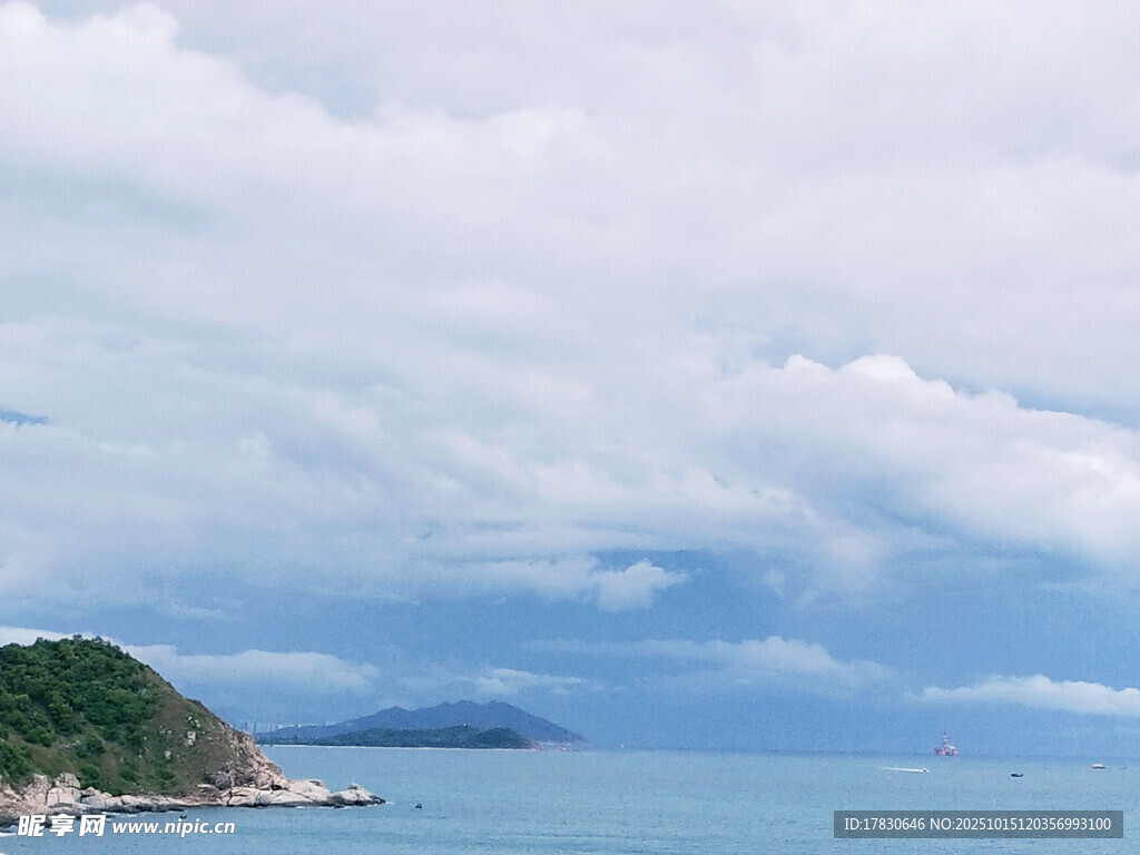 海边山峦与辽阔蔚蓝海面