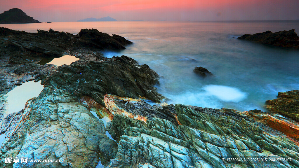 海边黄昏嶙峋礁石美景