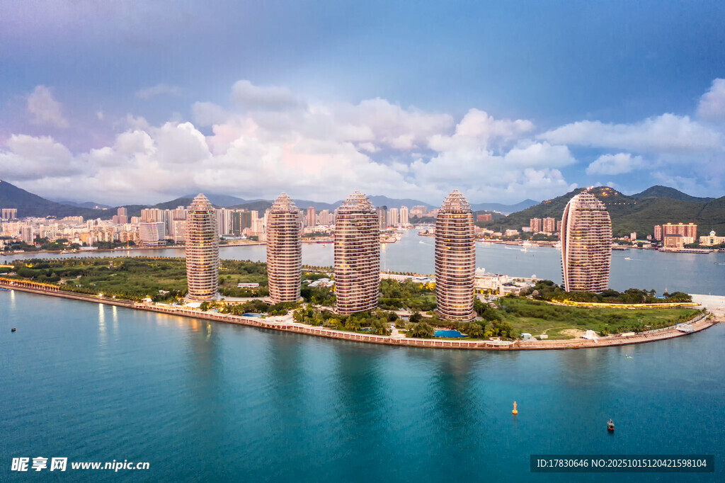 海滨城市高楼与碧水景观