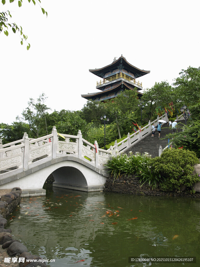 中式园林石桥与楼阁景观