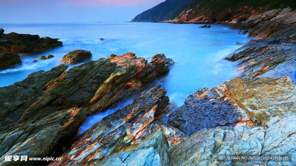 海边嶙峋礁石的美丽景致