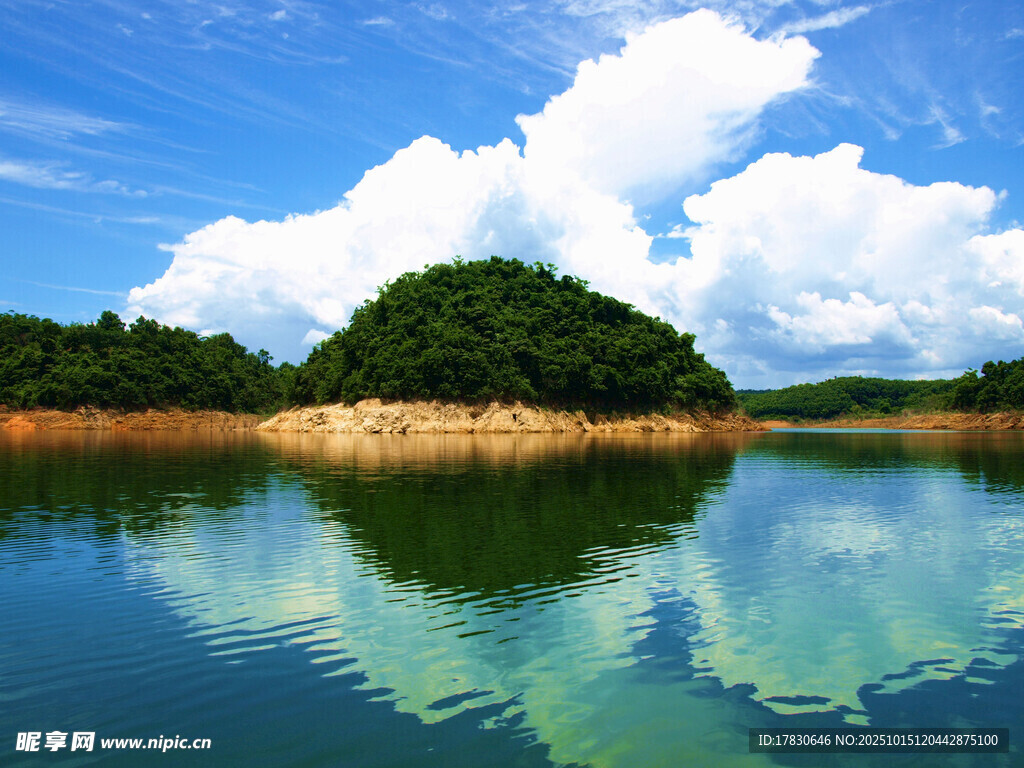 湖光山色中的宁静岛屿