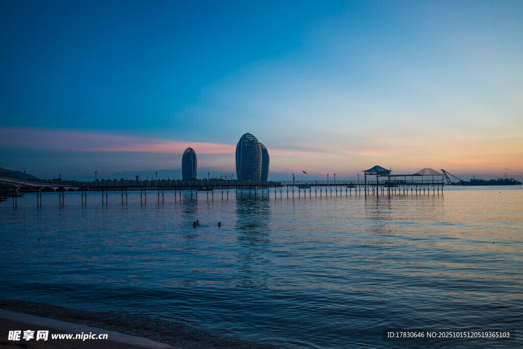 海滨城市黄昏美丽景致