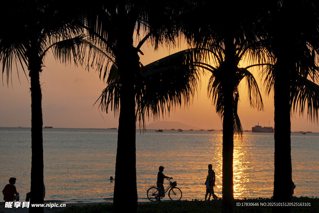 夕阳下的海滨休闲景象