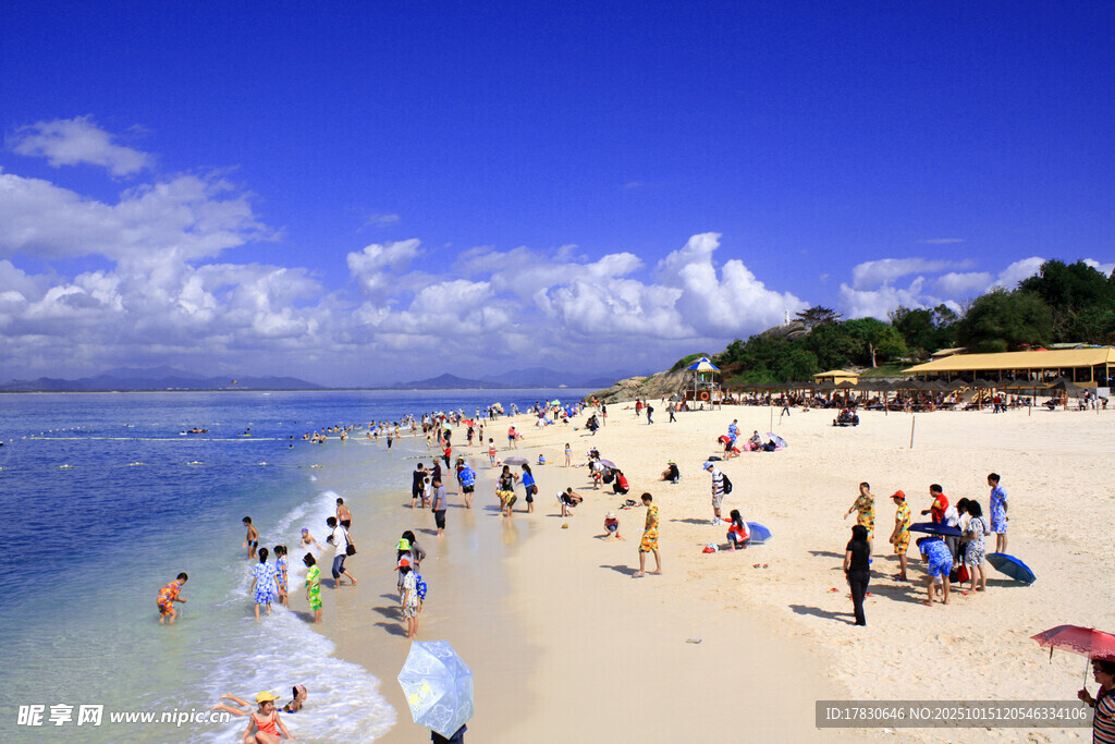 热闹的海滨沙滩度假场景