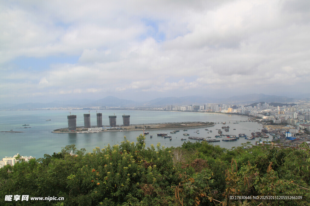 海滨城市景观远眺