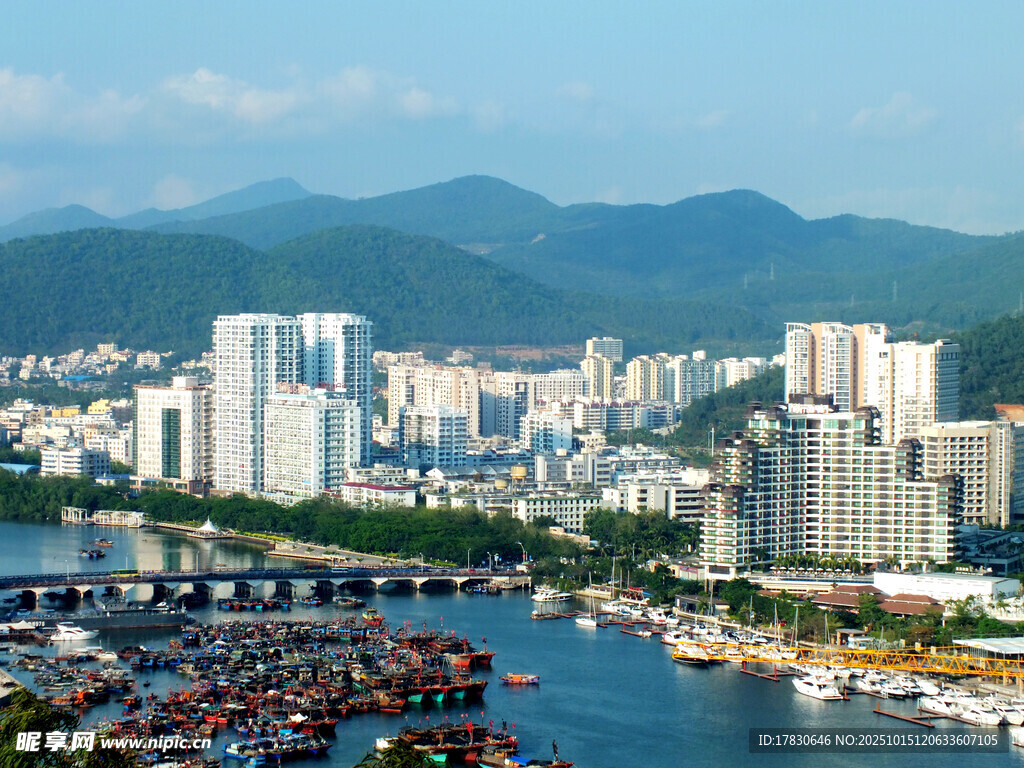 海滨城市风光船只与高楼