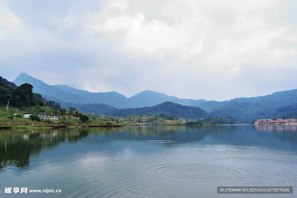 宁静山水间的美丽湖景