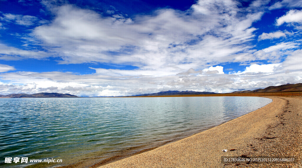 湖畔蓝天美景