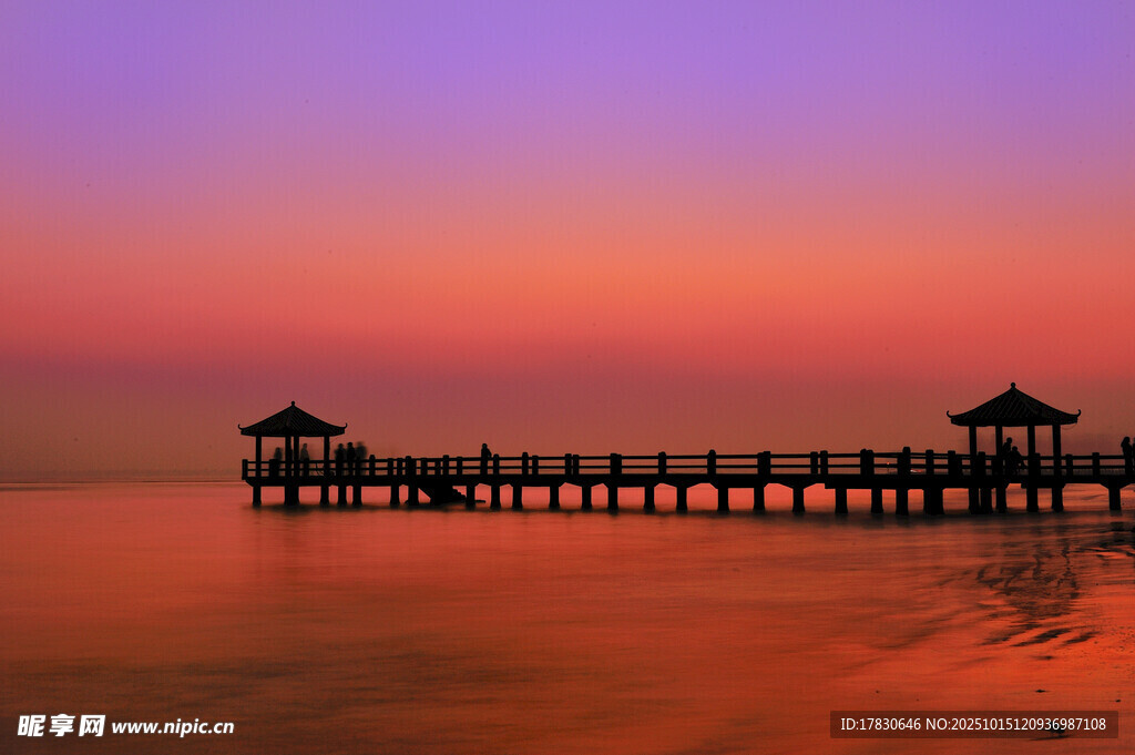 夕阳下的海上栈桥美景