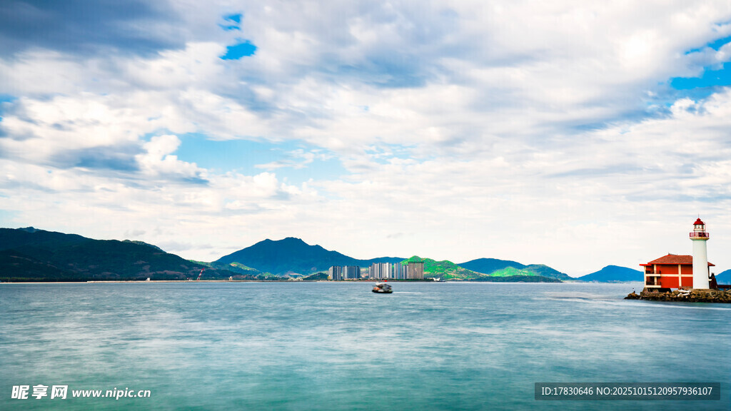 海上风光中的船只与岛屿