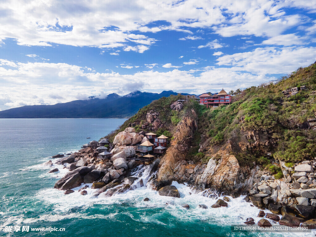 海岸壮丽风景海浪拍礁石