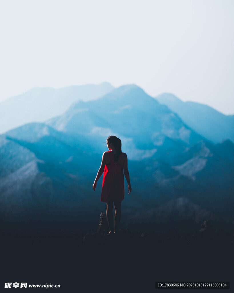 独行者眺望远方山峦