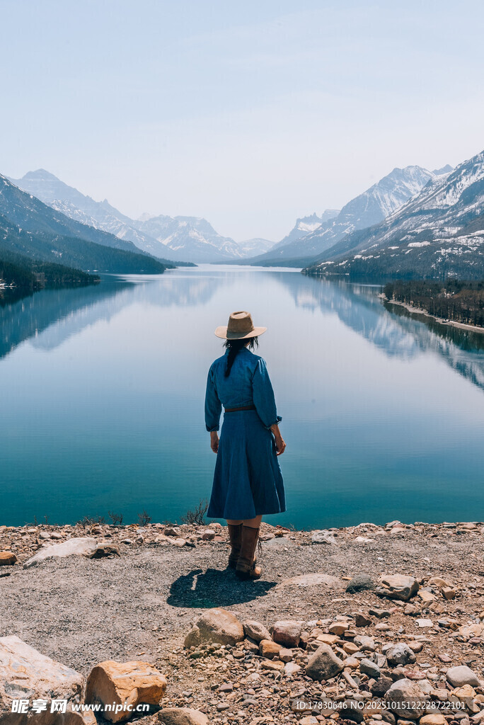 女子湖畔独赏山水美景