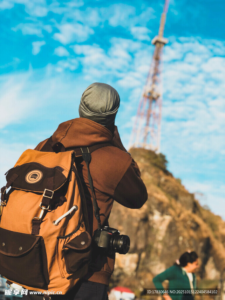 背包客山顶拍摄高塔风景