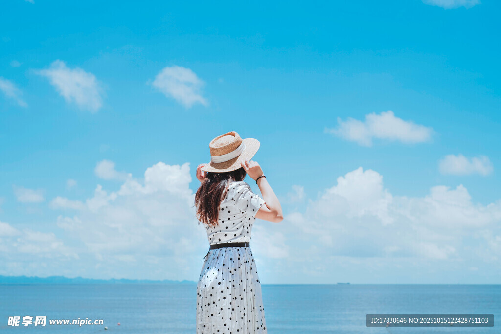 海边漫步的优雅女子