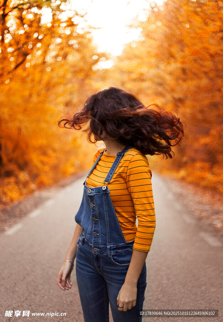 秋日公路上的飘逸女孩