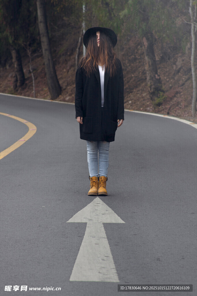 毕业生立于道路箭头处