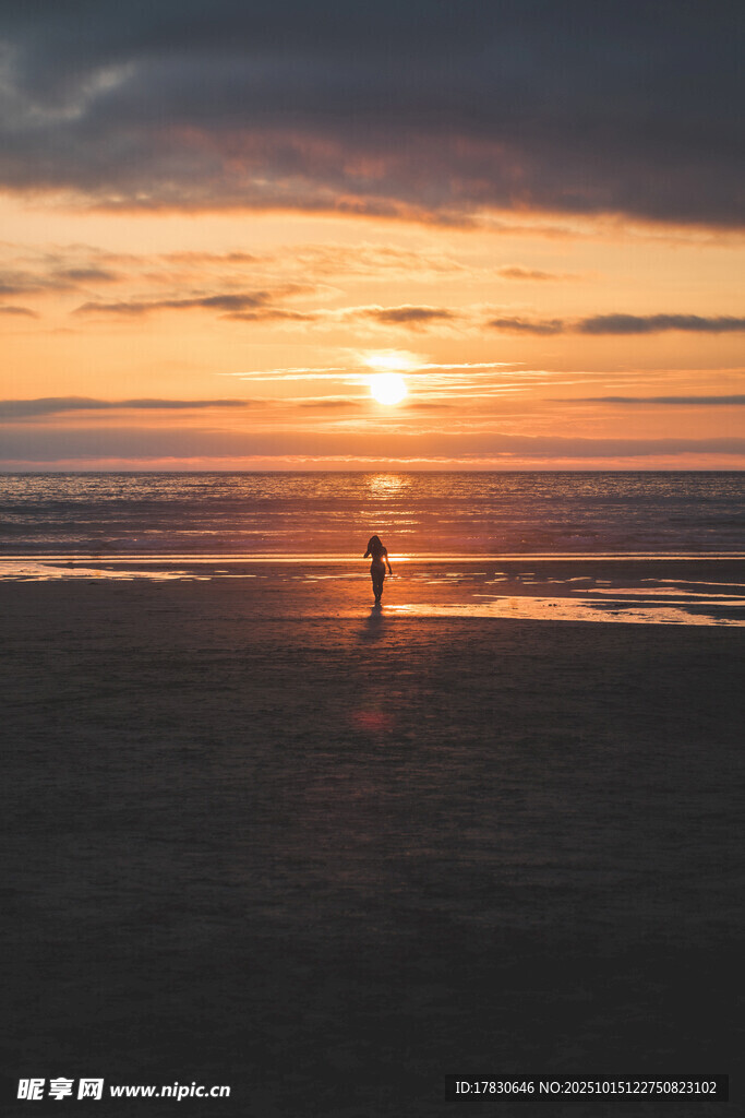 夕阳下海边的孤独身影
