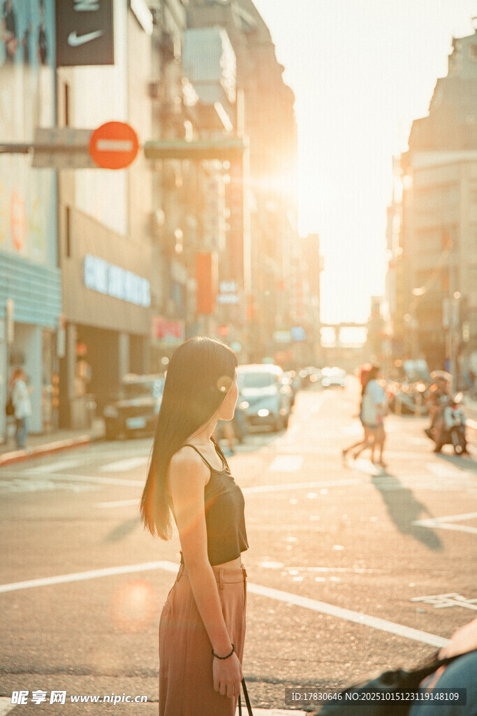 街头逆光下的独行女子