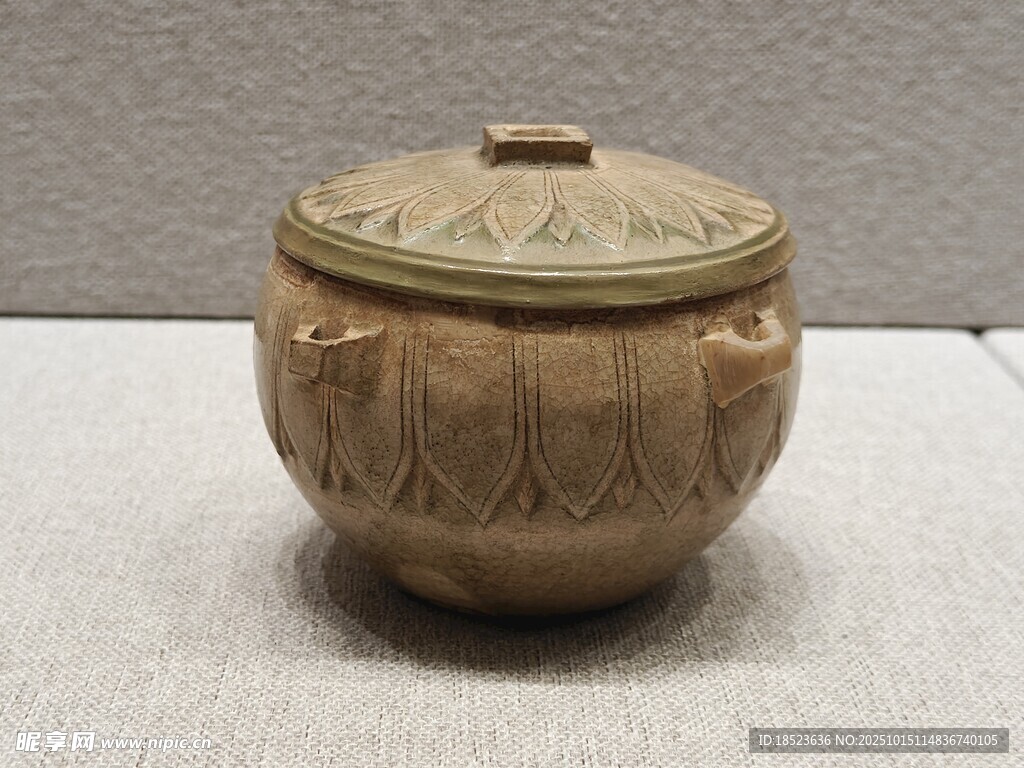 雕花带盖容器