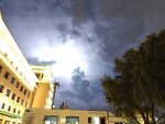 夜空下的建筑与树木