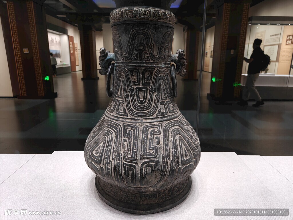 古老精美青铜花瓶展示
