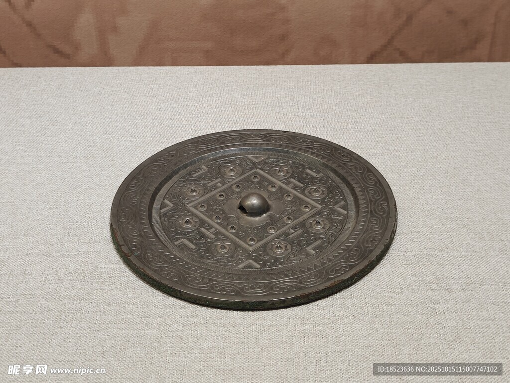 古代精美纹饰青铜镜