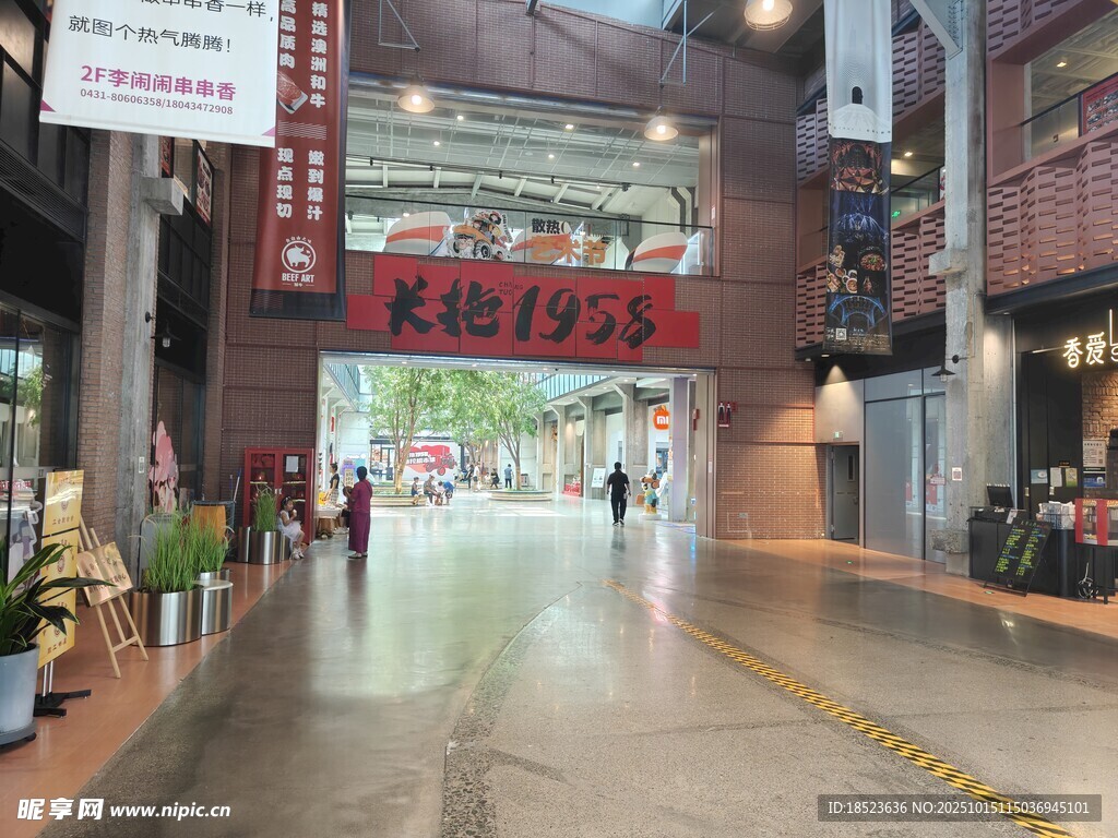 室内通道行人往来场景