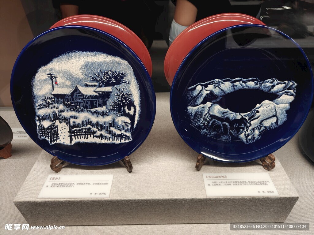 精美蓝白图案装饰盘展示