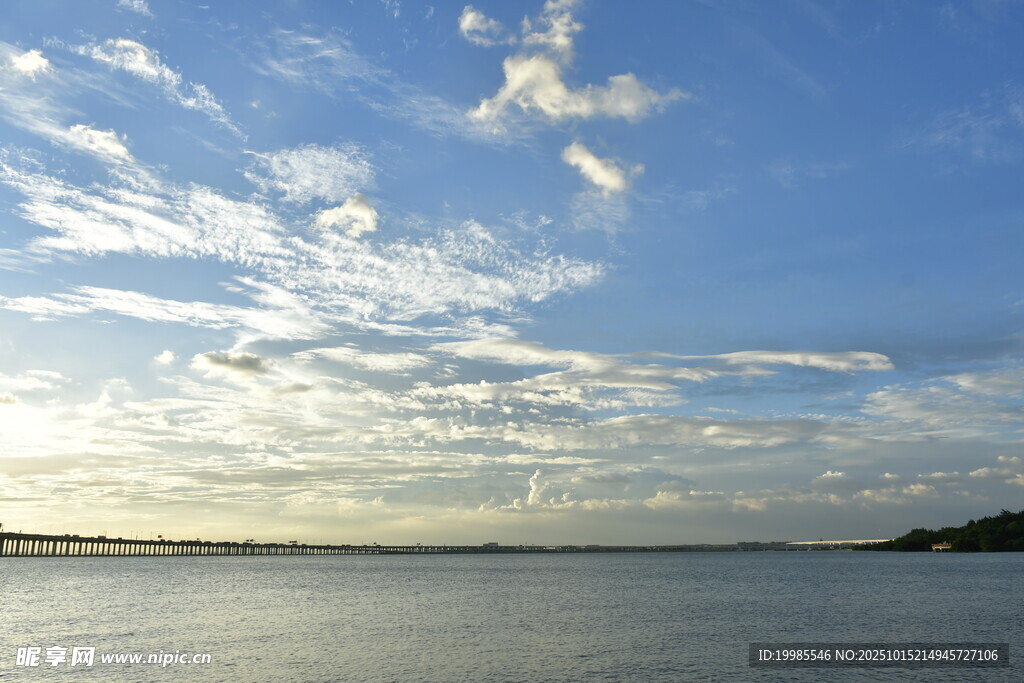 海边蓝天美景