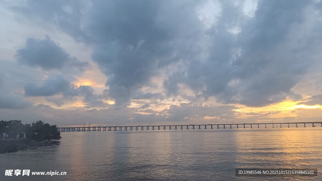 海上大桥日出壮丽景观