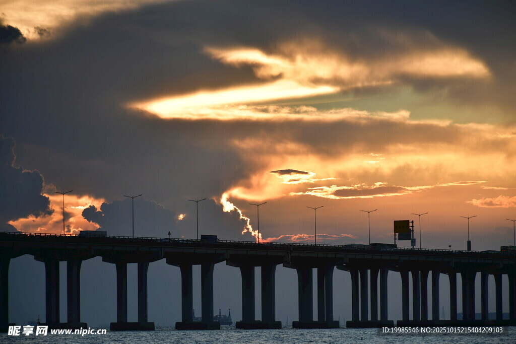 夕阳下的海边栈桥美景
