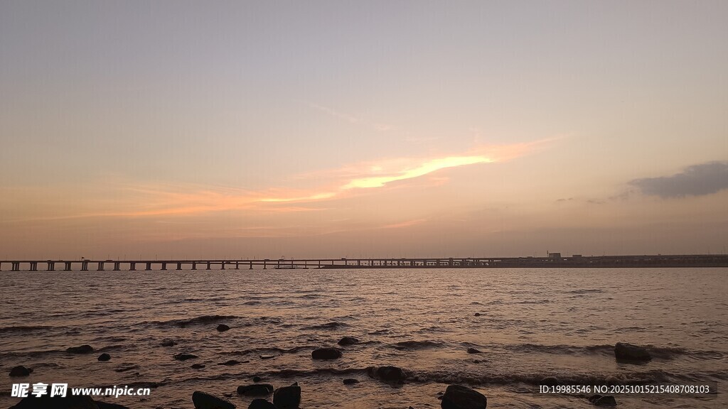 海边日落时分的宁静景象