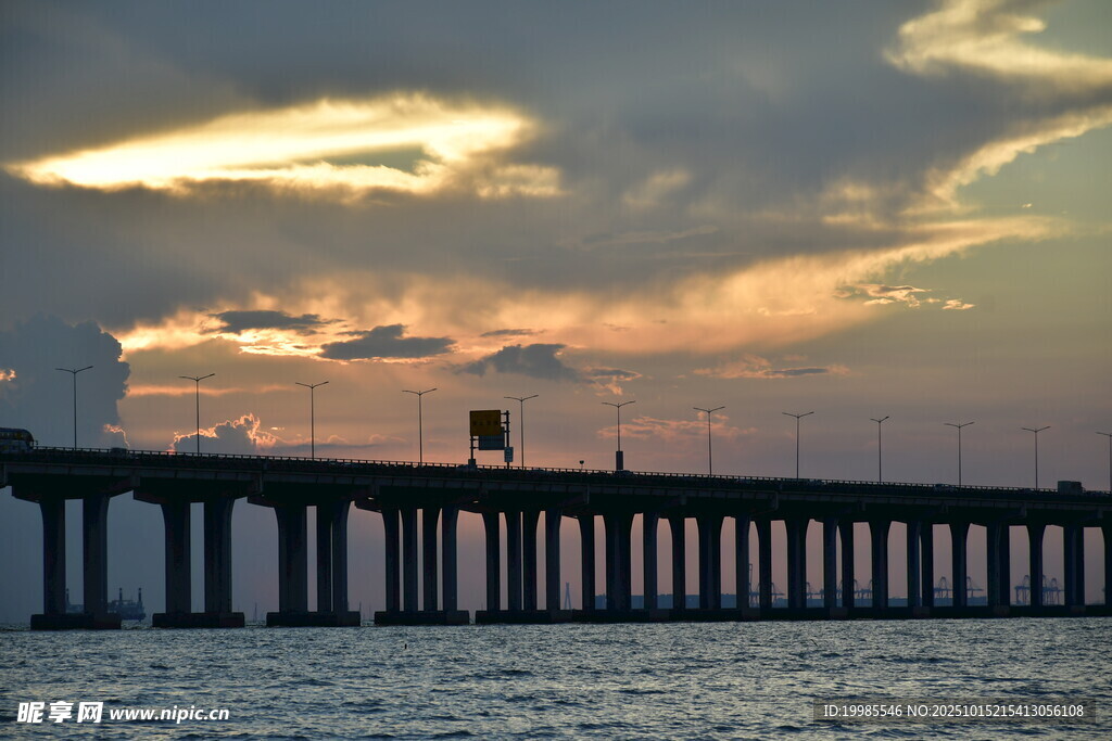 夕阳下的海边长桥美景