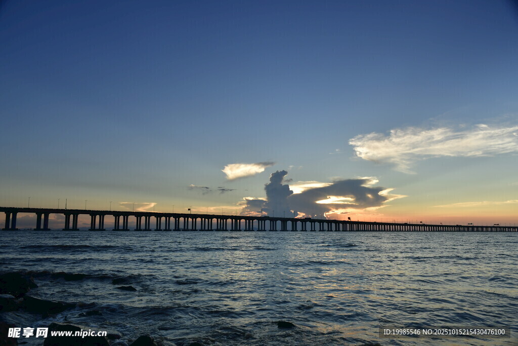 海上长桥伴夕阳美景