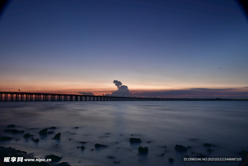 海边日落时的栈桥美景