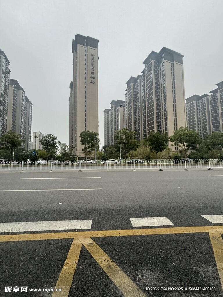 城市道路旁的高楼景观