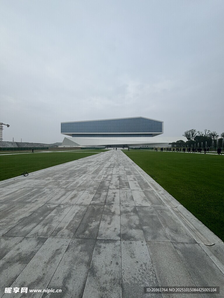 宽阔道路旁的现代建筑