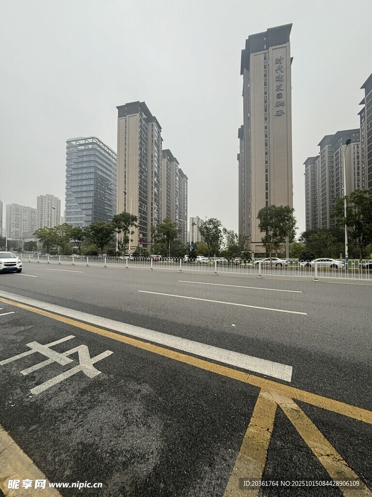城市道路旁的高楼景观