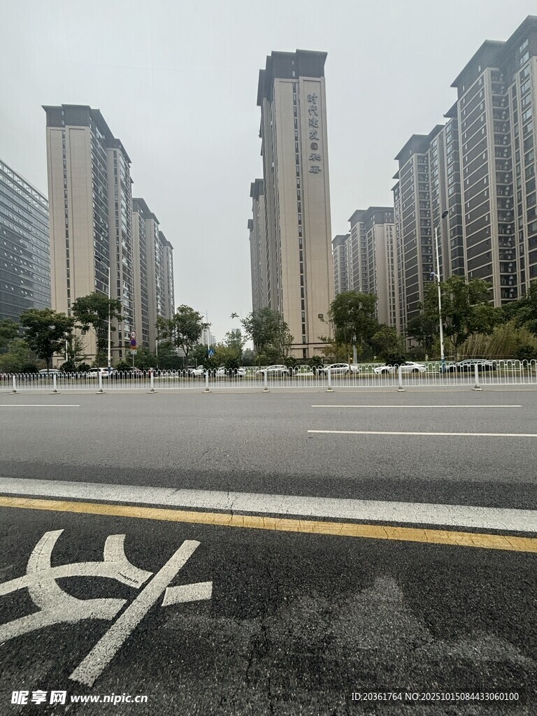 城市道路旁的高楼景观