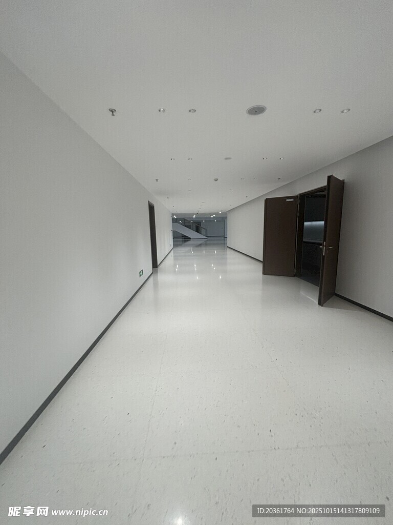 空旷明亮的现代化走廊空间